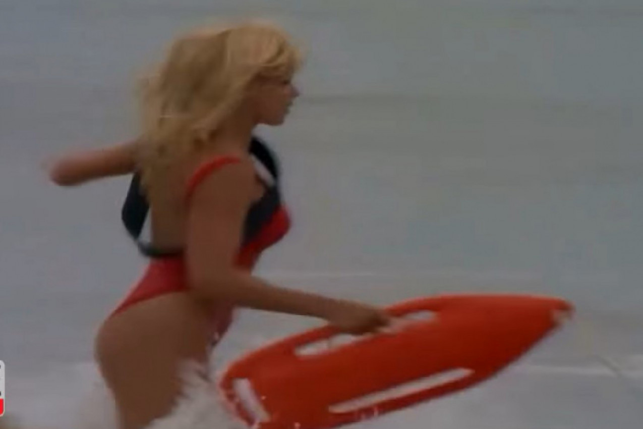 ZVEZDA ČUVARA PLAŽE POZIRALA SAMO U CRVENIM TRAKICAMA: Ima 54 godine i pokazala je grudi o kojima priča svet (FOTO)