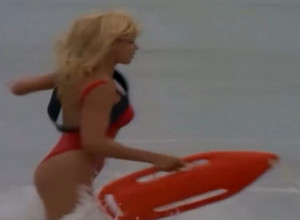 ZVEZDA ČUVARA PLAŽE POZIRALA SAMO U CRVENIM TRAKICAMA: Ima 54 godine i pokazala je grudi o kojima priča svet (FOTO)