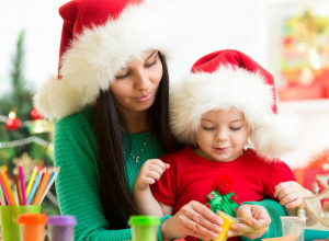ZVEZDE OD PAPIRA, DEDA MRAZ OD VATE I LAMPION OD ROLNE UBRUSA: Novogodišnji ukrasi koje u trenu možete napraviti s decom oboriće vas s nogu! (FOTO)