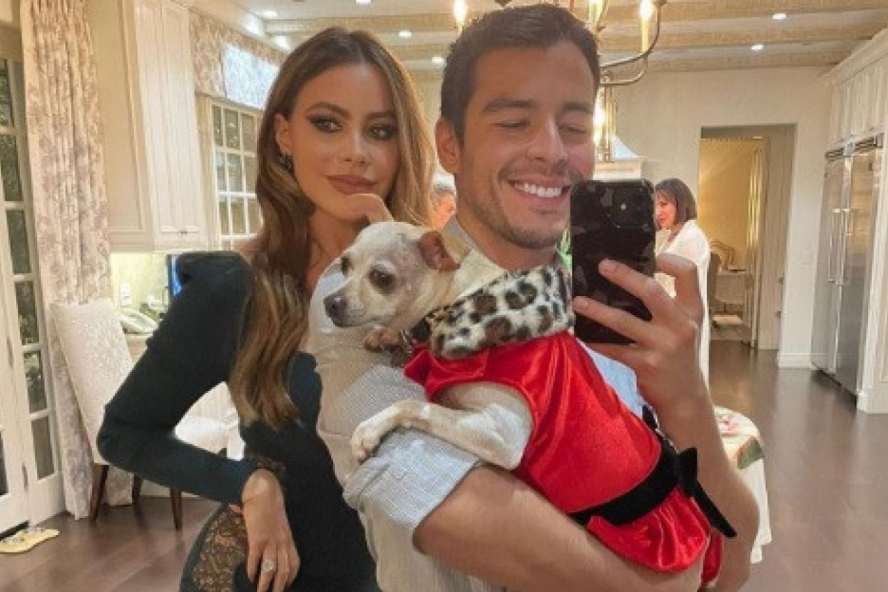 NAJPLAĆENIJU SVETSKU GLUMICU OPTUŽILI DA JE U VEZI SA SINOM! Ređaju se komentari: Kako uopšte uspevaš da je oslovljavaš sa mama? (FOTO)