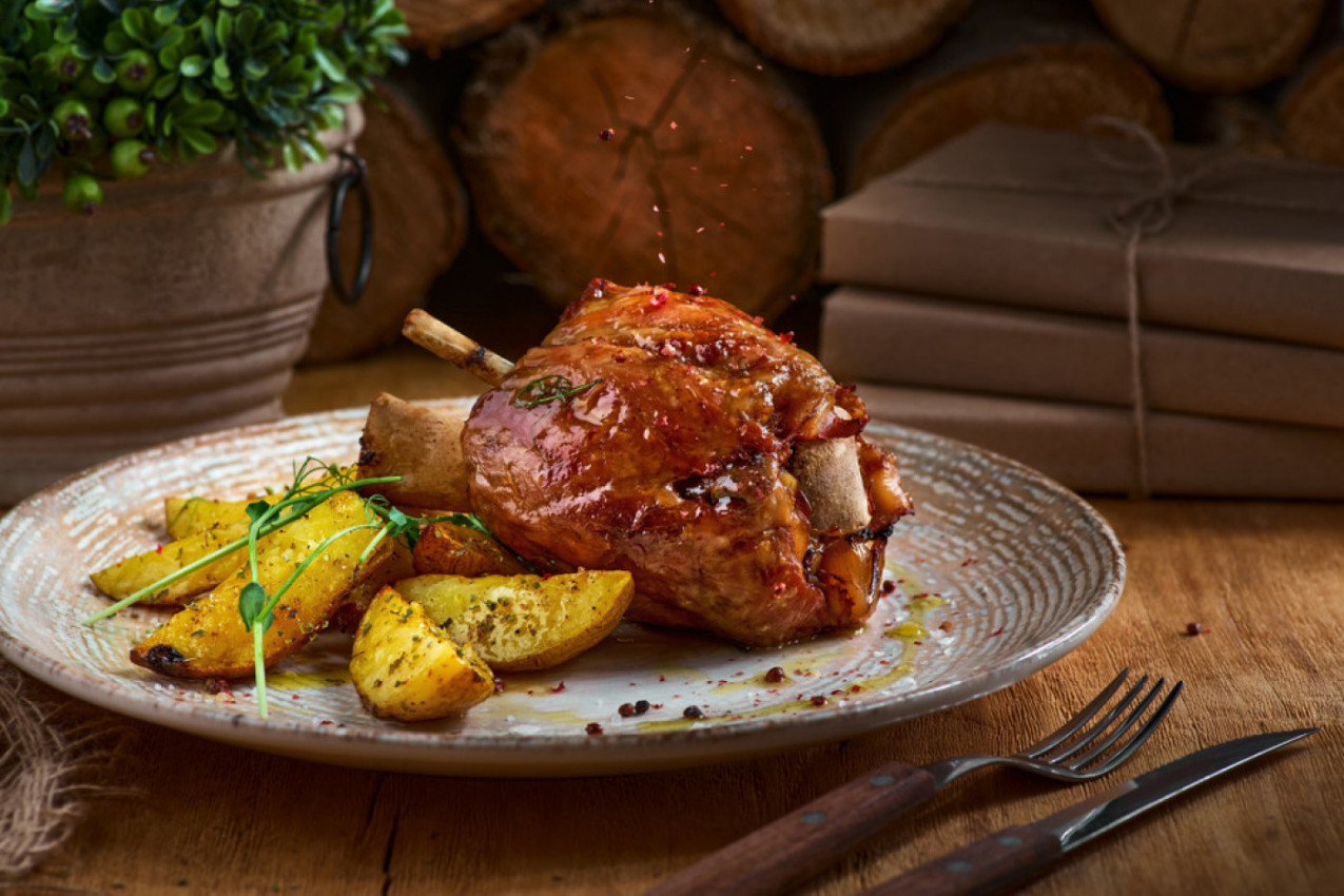 SVINJSKA KOLENICA U SOSU OD PIVA: Započnite godinu slasnom porodičnom trpezom(FOTO)