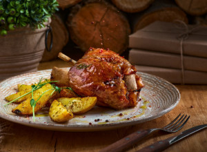 SVINJSKA KOLENICA U SOSU OD PIVA: Započnite godinu slasnom porodičnom trpezom(FOTO)