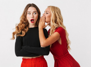 NEKO JE SEO PREKO PUTA VAS I PREKSRTIO RUKE, A ZATIM VAS GLEDA PRAVO U OČI: Evo šta vam kazuje govor tela te osobe!