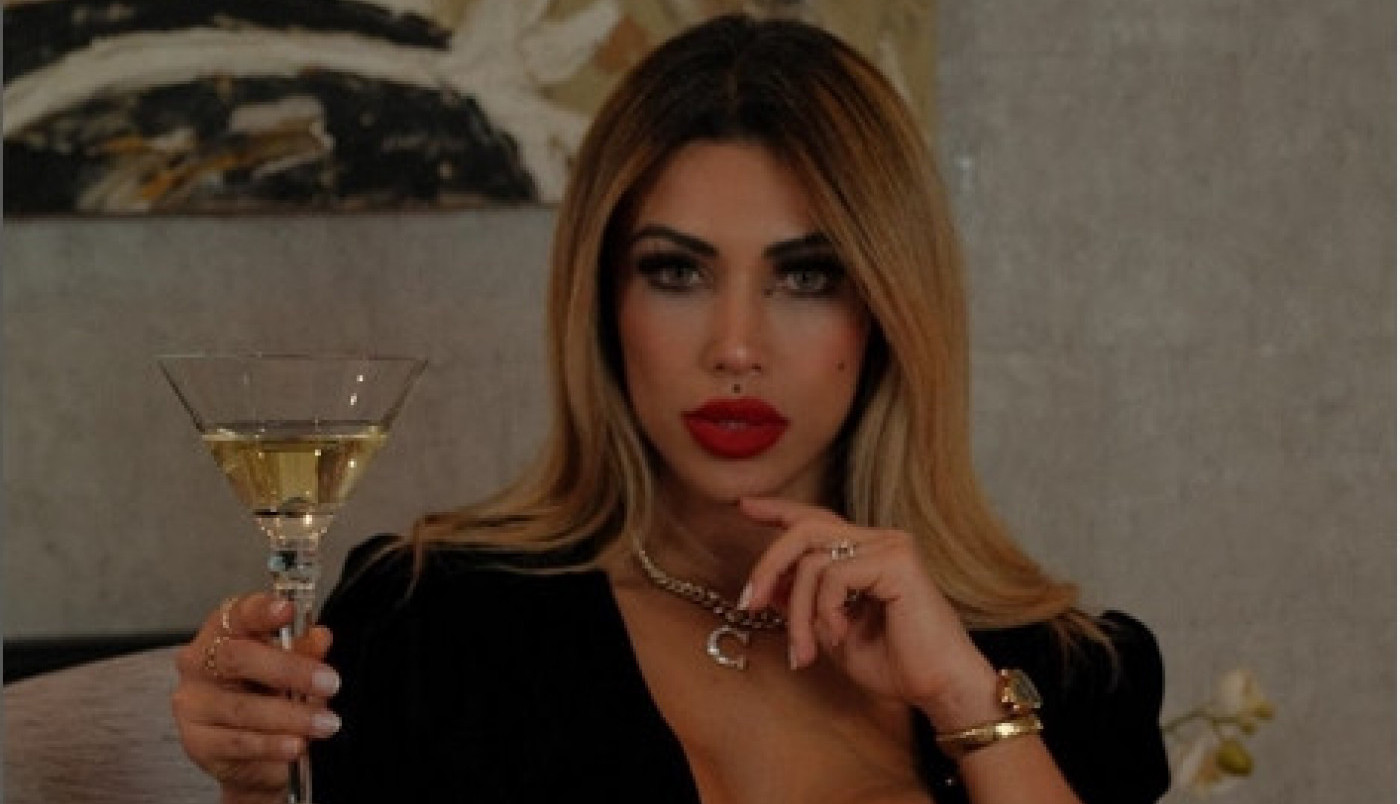 BRAZILSKA LEPOTICA RASKOŠNIH OBLINA UDALA SE ZA SAMU SEBE, PA SE RAZVELA: A sada je izašla u medije s neverovatnom željom za Deda Mraza! (FOTO)