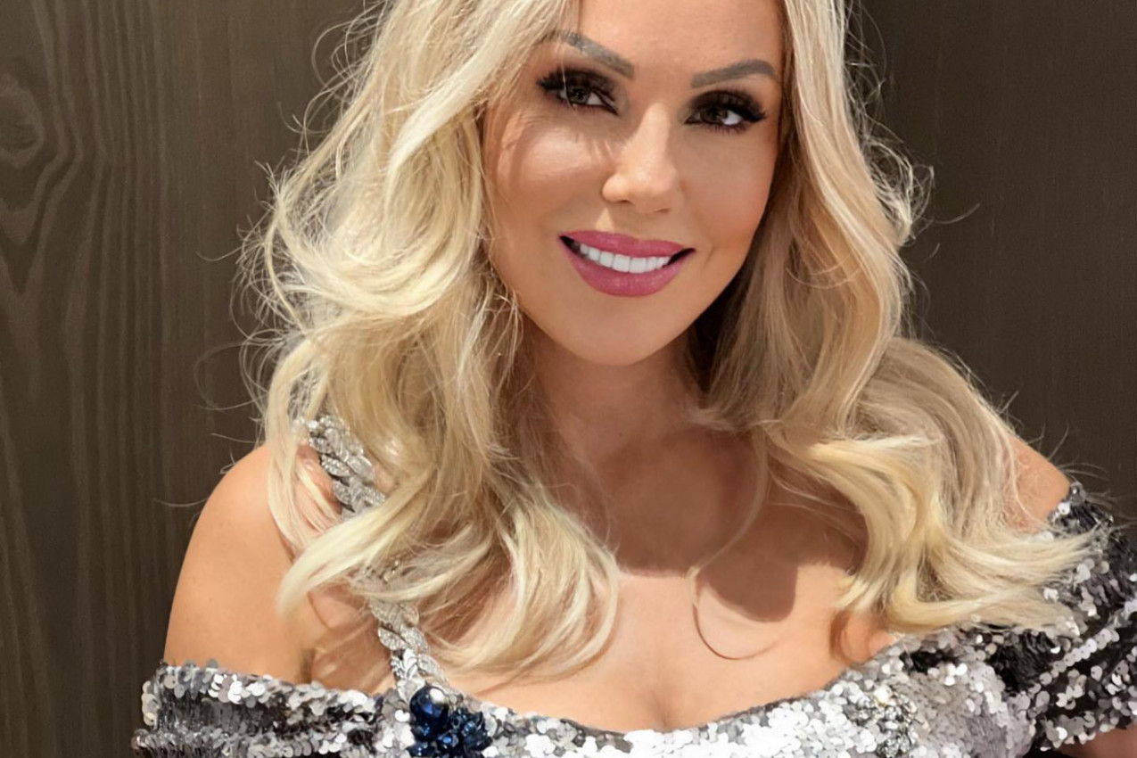 SKANDALOZNO IZDANJE LEPE BRENE: Pevačica u haljini pokazala potpuno nage grudi, svi bruje o tome! (FOTO)