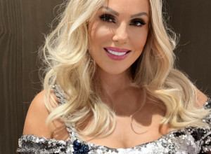 SKANDALOZNO IZDANJE LEPE BRENE: Pevačica u haljini pokazala potpuno nage grudi, svi bruje o tome! (FOTO)