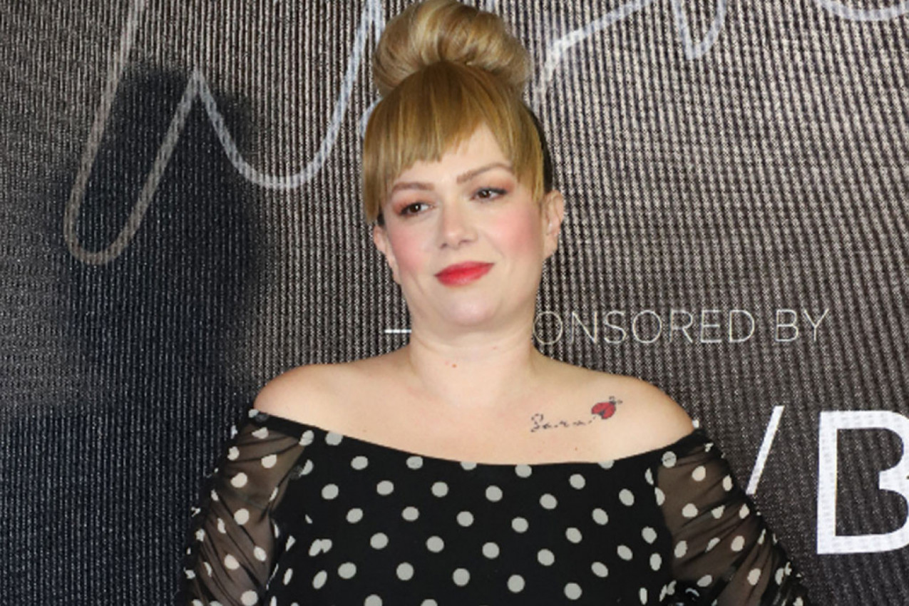 IVANA PETERS POKAZALA DEKOLTE BEZ BRUSHALTERA: Šta joj je to među grudima? (FOTO)