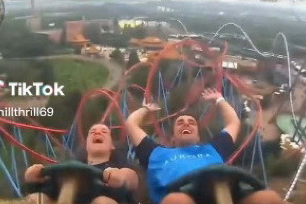 VOZILI SU SE NA ROLERKOSTERU, A ZATIM JE KA NJIMA NEŠTO DOLETELO OGROMNOM BRZINOM: Dramatičan trenutak prekinuo je ovaj mladić o kom sad priča ceo svet! (VIDEO)