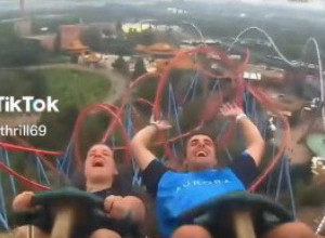 VOZILI SU SE NA ROLERKOSTERU, A ZATIM JE KA NJIMA NEŠTO DOLETELO OGROMNOM BRZINOM: Dramatičan trenutak prekinuo je ovaj mladić o kom sad priča ceo svet! (VIDEO)