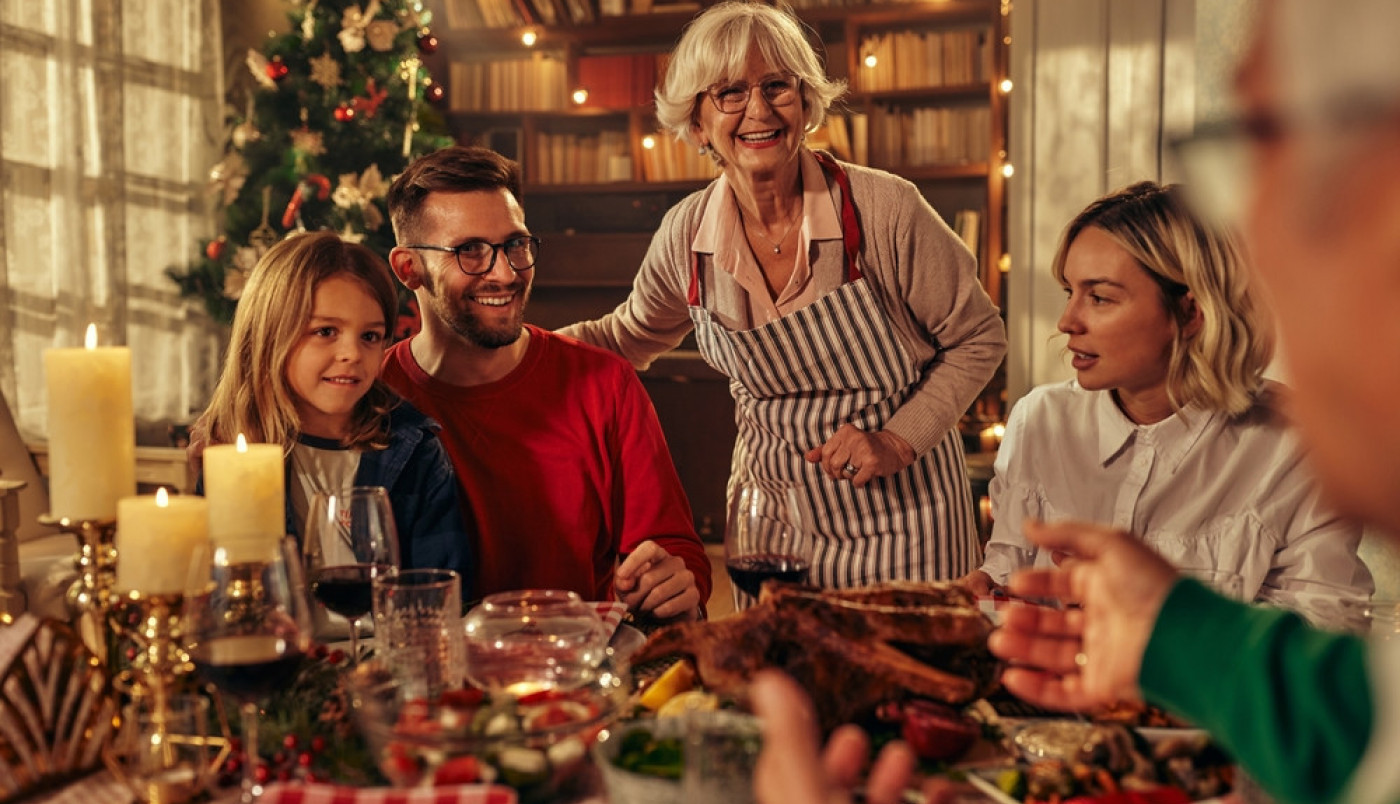 ZAPEČENI HLEB SA SIROM, ROLAT OD AJVARA, KREM ČORBA I JUNETINA KOJA SE TOPI U USTIMA: Najukusnija božićna trpeza koju možete spremiti s malo novca!