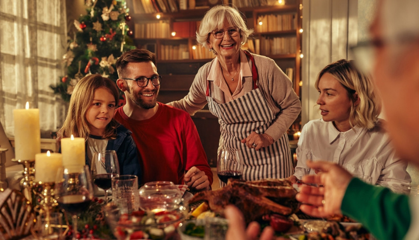 ZAPEČENI HLEB SA SIROM, ROLAT OD AJVARA, KREM ČORBA I JUNETINA KOJA SE TOPI U USTIMA: Najukusnija božićna trpeza koju možete spremiti s malo novca!