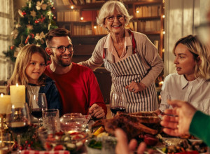 ZAPEČENI HLEB SA SIROM, ROLAT OD AJVARA, KREM ČORBA I JUNETINA KOJA SE TOPI U USTIMA: Najukusnija božićna trpeza koju možete spremiti s malo novca!