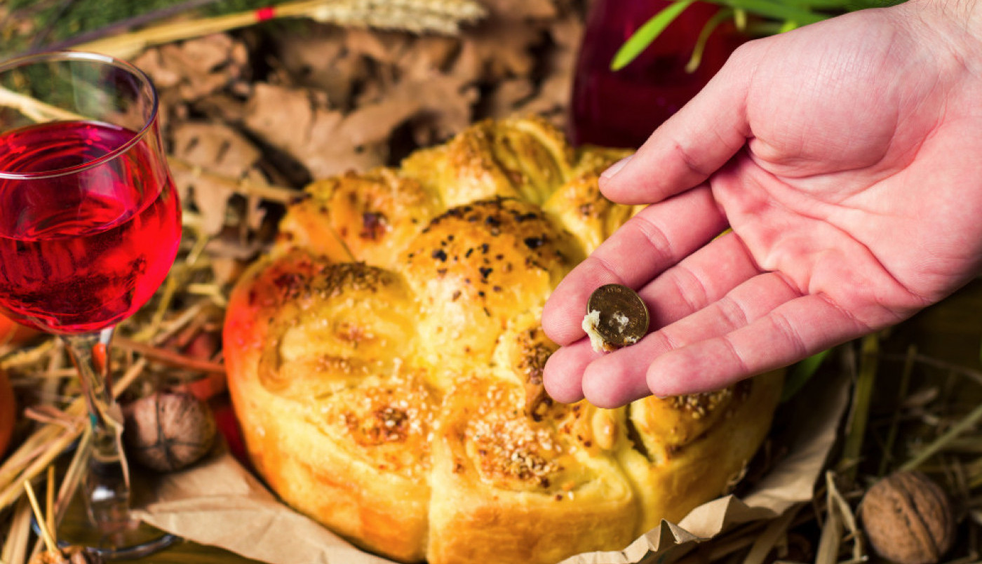 KAKO I GDE SE ČUVA NOVČIĆ IZ BOŽIĆNE ČESNICE: Ovo je pravilan način kako bi vam godina bila plodonosna (FOTO)