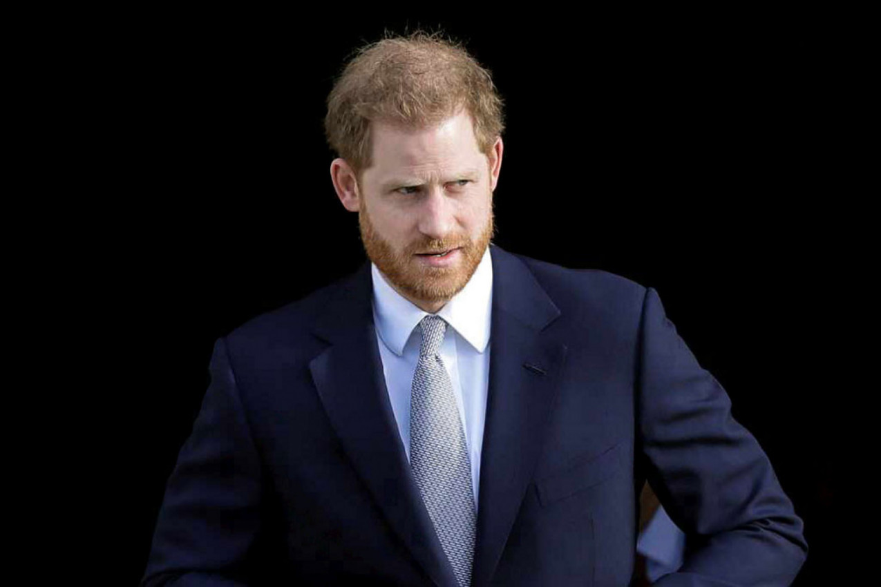 OVO JE ŽENA S KOJOM JE HARI IZGUBIO NEVINOST? Svi pričaju o atraktivnoj "starijoj" plavuši koja je upoznala princa kad je bio maloletan! (FOTO)