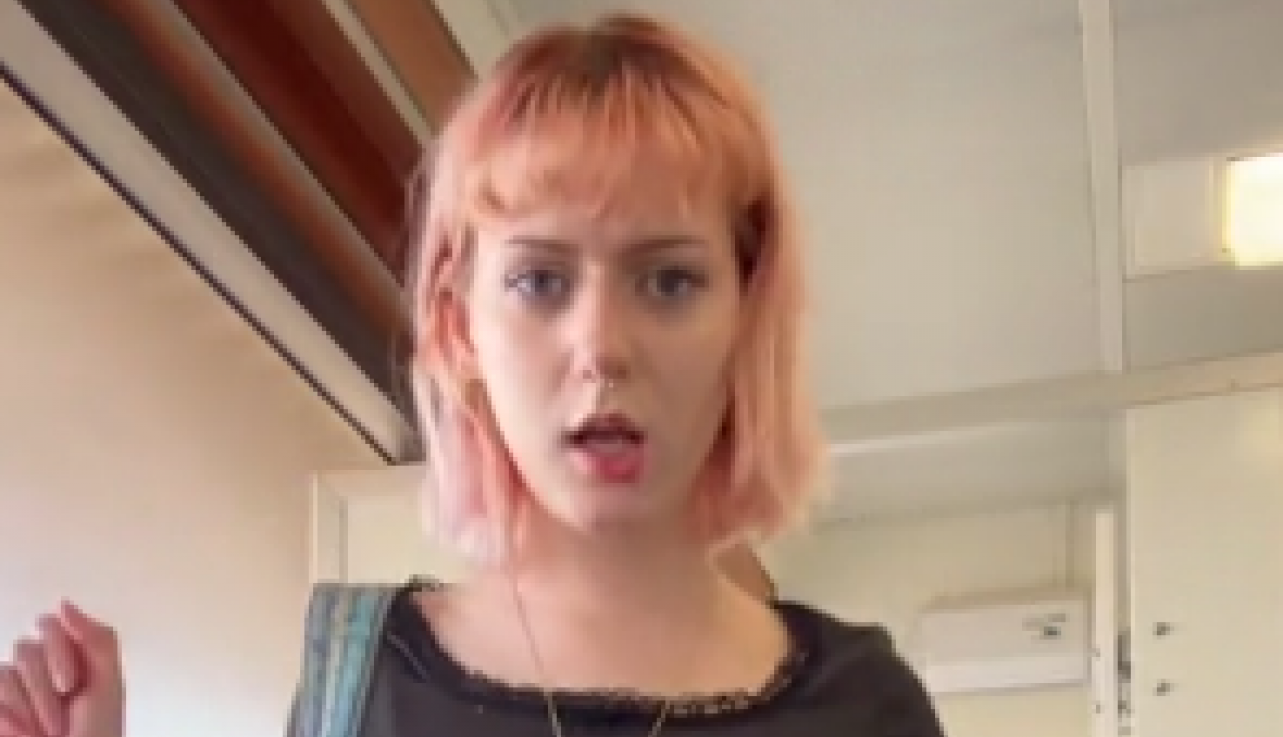 REKLI SU MI DA MOJE TELO UZNEMIRAVA KOLEGE: Šokantna ispovest devojke kojoj su zbog ovog stajlinga zabranili da ostane na poslu, vidite li vi u ovome nešto sporno? (VIDEO)