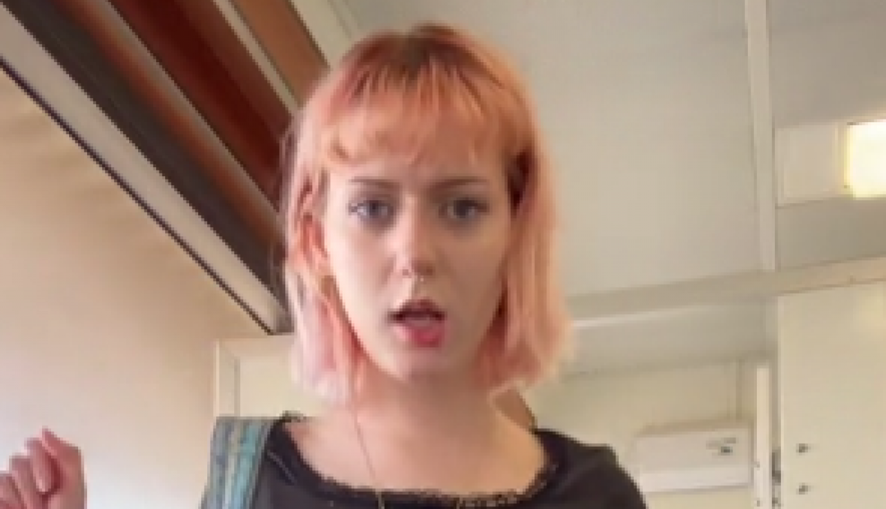 REKLI SU MI DA MOJE TELO UZNEMIRAVA KOLEGE: Šokantna ispovest devojke kojoj su zbog ovog stajlinga zabranili da ostane na poslu, vidite li vi u ovome nešto sporno? (VIDEO)