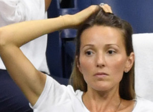 DOK NOVAK PREŽIVLJAVA DRAMU JELENINA FOTOGRAFIJA DIRNULA MNOGE: Svi su primetili ono što joj je na ruci tokom duboke molitve (FOTO)