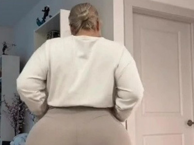 Hvali se veličinom pozadine i redovno je stavlja u prvi plan 