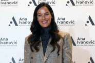ANA IVANOVIĆ SE POHVALILA BOŽIĆNOM ČESNICOM, ali svi su gledali u ono što je obmotala oko ruke! (FOTO)