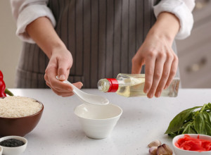 OSTAVITE PORED ŠPORETA U KUHINJI ČINIJU SA SIRĆETOM! Sačekajte, videćete čudo!