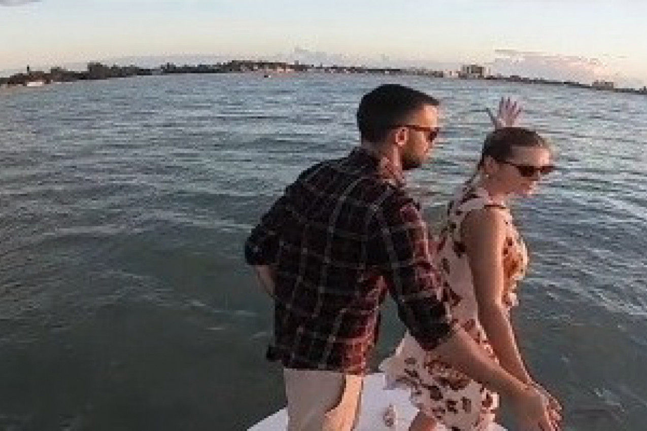 HTEO JE DA ZAPROSI DEVOJKU NA JAHTI NA NAJROMANTIČNIJI NAČIN, ali kada je krenuo na klekne sve je pošlo po zlu! Da li je moglo gore od ovoga? (VIDEO)