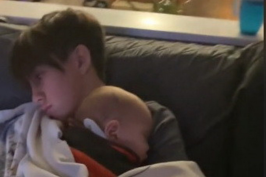 OSTAVILA JE NAJSTARIJEG SINA DA PRIČUVA MALENU SESTRU I BEBU, a kada se vratila zaprepastila se zbog onog što je zatekla (VIDEO)