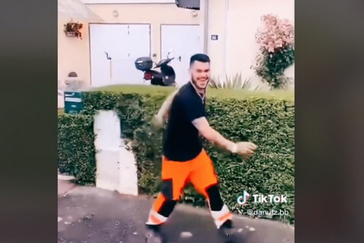 ON JE ČISTAČ ULICA, ALI NIKAKO ONAKAV NA KAKVE SMO NAVIKLI: Skočio je s kamiona, a onda je usledilo nešto što niko ne očekuje! (VIDEO)