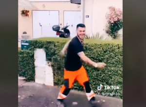 ON JE ČISTAČ ULICA, ALI NIKAKO ONAKAV NA KAKVE SMO NAVIKLI: Skočio je s kamiona, a onda je usledilo nešto što niko ne očekuje! (VIDEO)