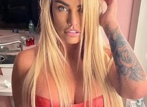 ŽELELA JE NAJVEĆE GRUDI U DRŽAVI IAKO SU JOJ IMPLANTI VIRILI KROZ KOŽU: Manekenka prolazi kroz agoniju od bolova, sve zbog lepote! (FOTO)