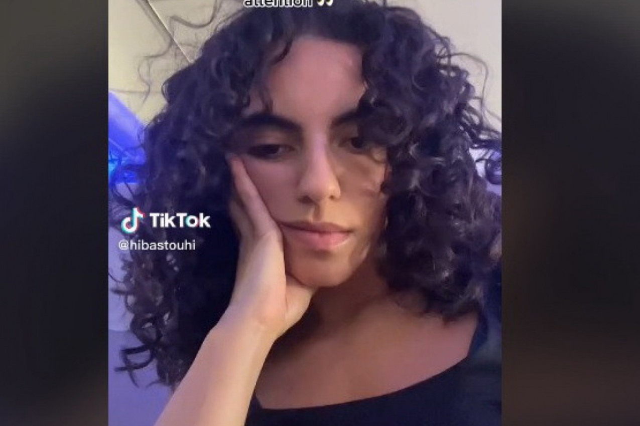 UGLEDALA JE ZGODNOG STJUARDA U AVIONU i odlučila da uradi nešto neočekivano! Njegova reakcija je još više iznenadila! (VIDEO)