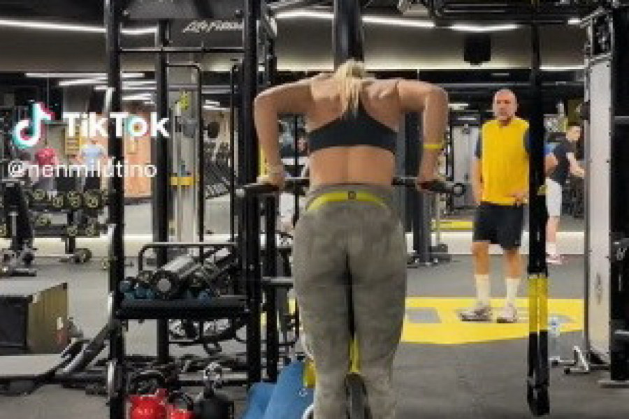 ZBOG PODVIGA OVE DEVOJKE U TERETANI OSTALI VEŽBAČI SU ZANEMELI: A onda je otkrila šta ju je motivisalo! (VIDEO)