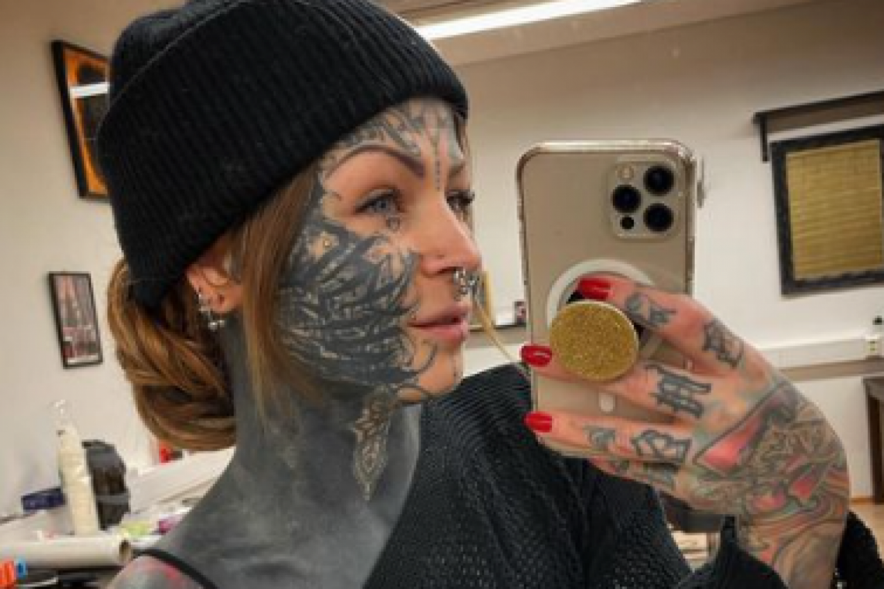 TRPELA JE NESNOSNE BOLOVE, ALI JE MORALA DA URADI TETOVAŽU NA EKSTREMNOM MESTU: Ovo je majka troje dece, vređaju je na jeziv način zbog izgleda! (FOTO)