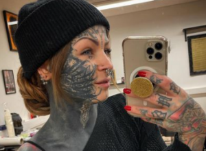 TRPELA JE NESNOSNE BOLOVE, ALI JE MORALA DA URADI TETOVAŽU NA EKSTREMNOM MESTU: Ovo je majka troje dece, vređaju je na jeziv način zbog izgleda! (FOTO)