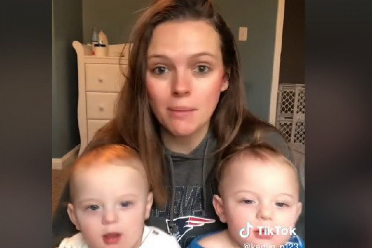 TEŠKO SAM RAZLIKOVALA SVOJE BLIZANCE, PA SAM OTIŠLA U SALON ZA TETOVIRANJE: Priznanje ove majke zaprepastilo je ceo svet! (VIDEO)