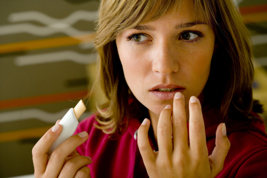 EVO ŠTA LABELO U STVARI RADI NAŠOJ KOŽI! Dermatolozi upozoravaju: Nikako ga nemojte stavljati na usne zimi!