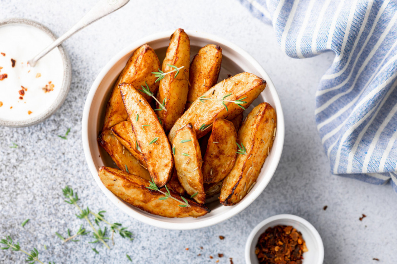 HRSKAVI KROMPIR IZ RERNE OD SAMO 3 SASTOJKA:  Obrok gotov za tren oka! (FOTO)