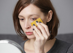 NE BACAJTE KORE OD BANANA: Evo kako da se njima rešite tamnih kolutova oko očiju, OVO JE NAJBOLJI RECEPT!