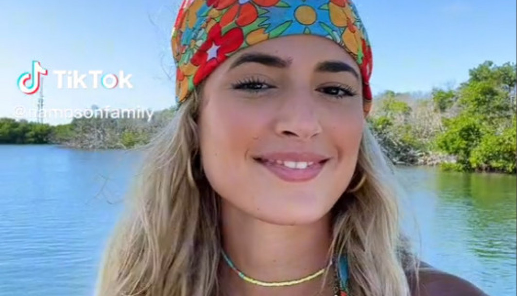 ATRAKTIVNA PLAVUŠA KRENULA U ŠKOLU PO DETE: Kad ju je suprug ugledao, zahtevao je od nje da se odmah presvuče, a evo šta je ona uradila! (VIDEO)