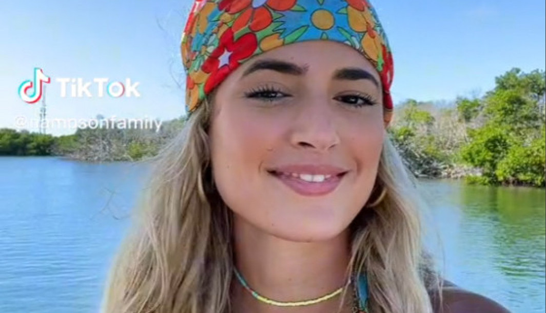 ATRAKTIVNA PLAVUŠA KRENULA U ŠKOLU PO DETE: Kad ju je suprug ugledao, zahtevao je od nje da se odmah presvuče, a evo šta je ona uradila! (VIDEO)