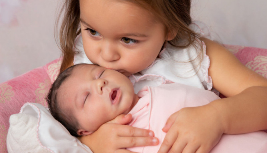 BRAT I SESTRA SU ZAČETI ISTOG DANA, ALI ROĐENI S TRI GODINE RAZLIKE: Neverovatna priča obišla svet, majka kroz suze poručila: Mogli su da budu blizanci (VIDEO)