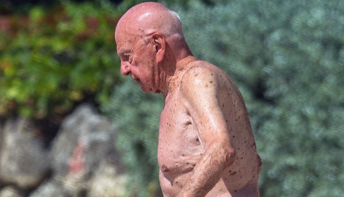 MILIJARDER U 91. GODINI POSLE 6 MESECI OD RAZVODA NAŠAO NOVU DEVOJKU: Prošetao ju je po plaži, svet u šoku! (FOTO)