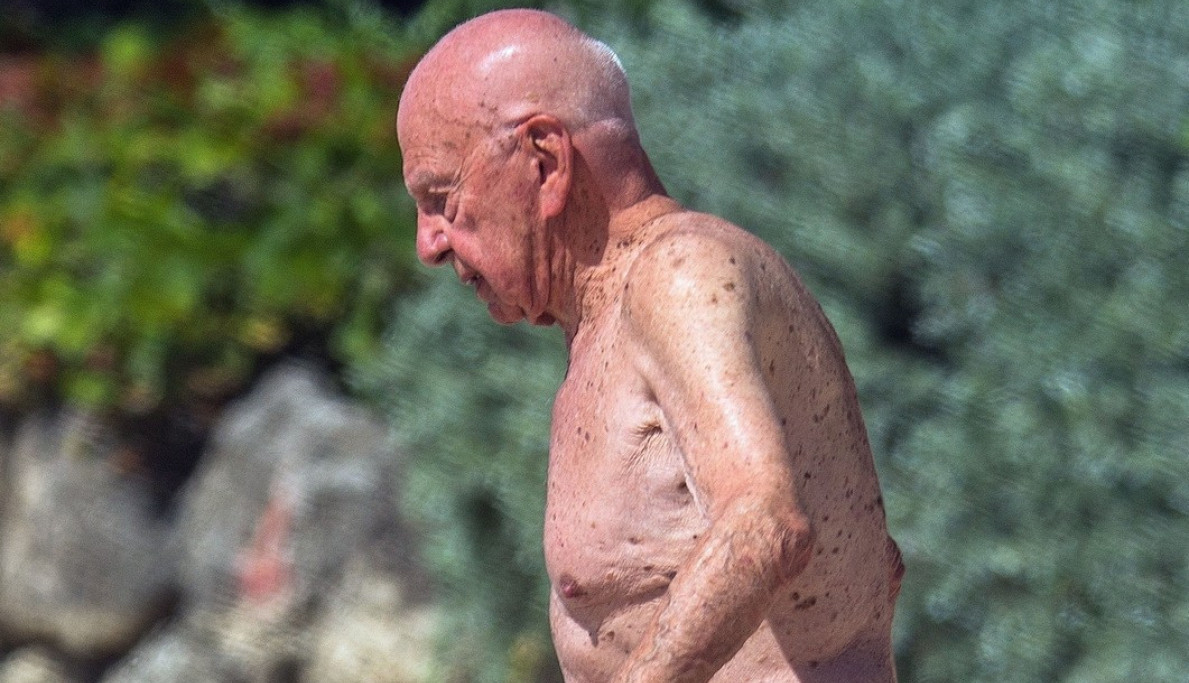 MILIJARDER U 91. GODINI POSLE 6 MESECI OD RAZVODA NAŠAO NOVU DEVOJKU: Prošetao ju je po plaži, svet u šoku! (FOTO)