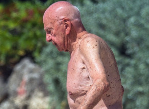 MILIJARDER U 91. GODINI POSLE 6 MESECI OD RAZVODA NAŠAO NOVU DEVOJKU: Prošetao ju je po plaži, svet u šoku! (FOTO)