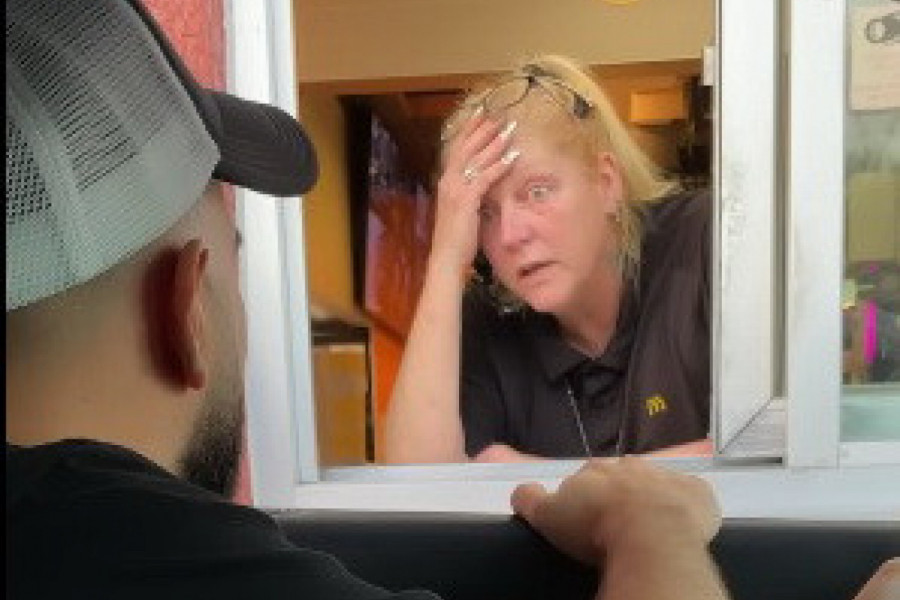 STAO JE DA NARUČI OBROK U RESTORANU BRZE HRANE, A ONDA JE USLEDIO ŠOK: Radnici su izlazili jedan po jedan u neverici, a ona je zaplakala i klonula od iznenađenja! (VIDEO)