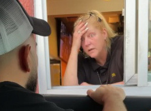 STAO JE DA NARUČI OBROK U RESTORANU BRZE HRANE, A ONDA JE USLEDIO ŠOK: Radnici su izlazili jedan po jedan u neverici, a ona je zaplakala i klonula od iznenađenja! (VIDEO)