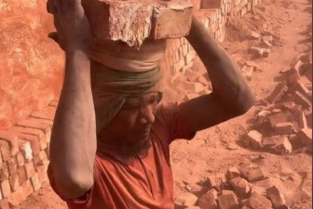 AKO STE MISLILI DA IMATE TEŽAK POSAO POGLEDAJTE OVAJ SNIMAK: Način na koji ovi ljudi rade ostaviće vas bez teksta! (VIDEO)