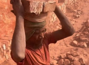 AKO STE MISLILI DA IMATE TEŽAK POSAO POGLEDAJTE OVAJ SNIMAK: Način na koji ovi ljudi rade ostaviće vas bez teksta! (VIDEO)