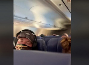 DOK JOJ JE MUŽ SPAVAO U AVIONU, ONA JE RADILA NEŠTO NEČUVENO! Sve je snimio putnik između dva sedišta: Dodirivala je tog muškarca! (VIDEO)