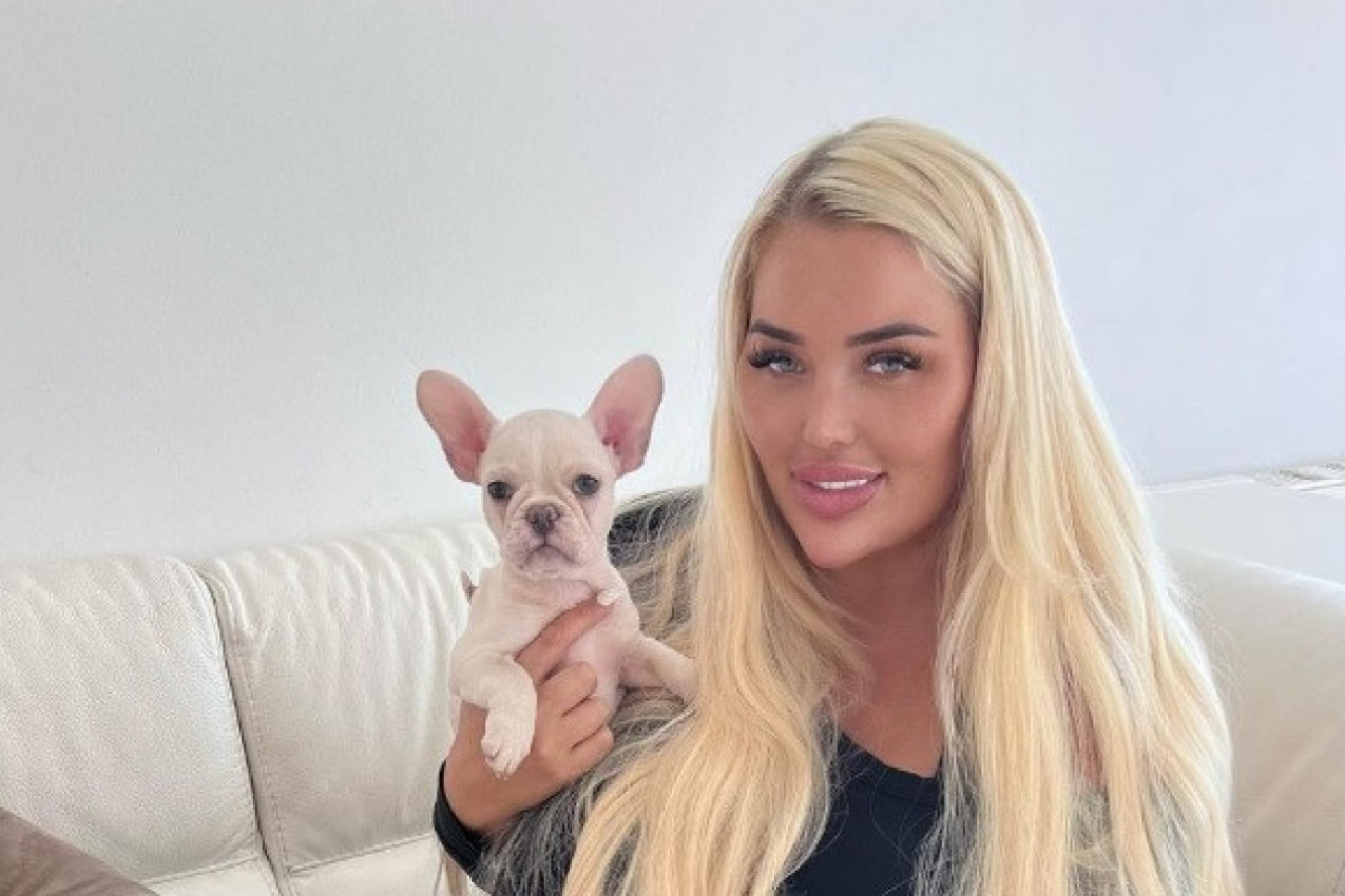 OD SILIKONA VIŠE NE VIDI SOPSTVENE NOGE: U grudi je stavila implante koji se pune, a tvrdi da za to ima snažan razlog! (FOTO)