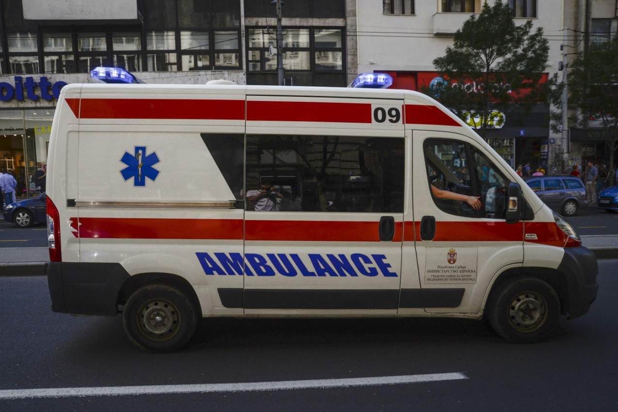 UPOZORENJE LEKARA HITNE POMOĆI: Ovo nikad nemojte da radite kad nekom pozli! (FOTO)